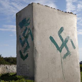 Monument commémorant le massacre des juifs du village de Jedwabne, en Pologne, vandalisé, le 1er septembre 2011. [Artur Reszko]