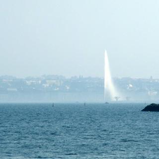 Soleil voilé par la brume sur la rade de Genève. [Daniel Simon]