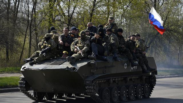 Des hommes armés et cagoulés, portant des rubans oranges et noirs, symbole des partisans pro-russes, se sont emparés de blindés ukrainiens à Kramatorsk avant de rejoindre Slaviansk. [Maks Levin]