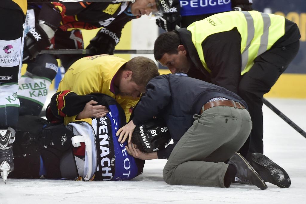 Victime d'une commotion, Ruefenacht (Berne) a dû quitter la glace après 6 minutes de jeu. [KEYSTONE - Peter Schneider]