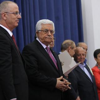 Le nouveau gouvernement palestinien a prêté serment lundi à Ramallah. [EPA/Keystone - Atef Safadi]