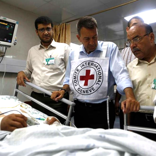 Peter Maurer en visite mercredi dans un hôpital de Gaza. [twitter.com/PMaurerICRC]