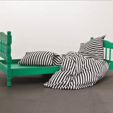 David Renggli, While I Work My Bed Sleeps, 2007.
Installation; Holz, gefasst; satinierte Baumwolle,
Gänsedaunen, 85 x 204 x 99 cm
Kunstmuseum Bern,
Schenkung Stiftung Kunst Heute
© Der Künstler [Schenkung Stiftung Kunst Heute - Kunstmuseum Bern]