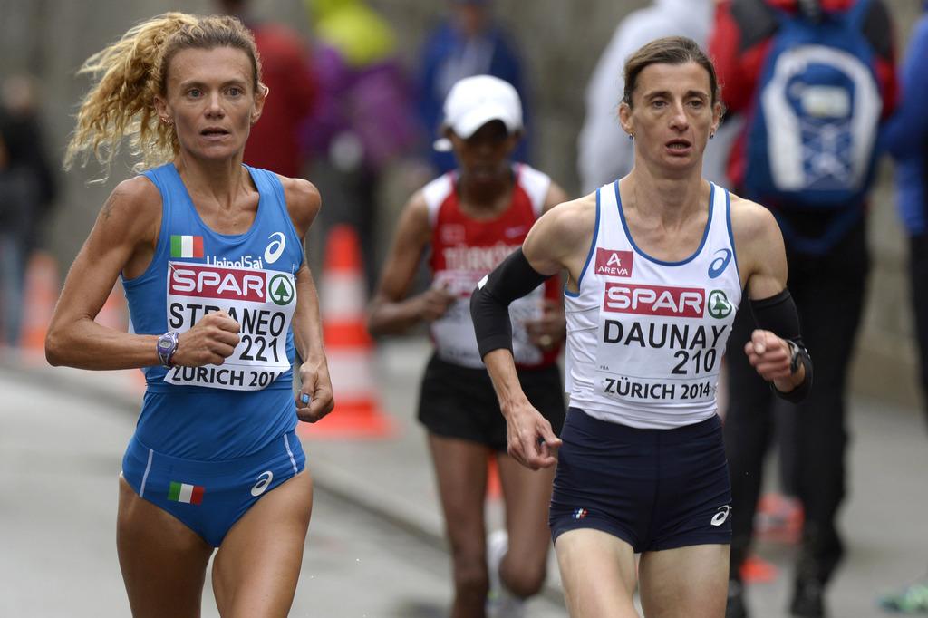 Au coude-à-coude avec Straneo (à g.), Daunay a "mangé" sa rivale en fin de parcours. [Walter Bieri]