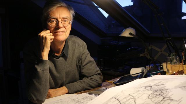 Le bédéiste François Schuiten dans son atelier bruxellois, en 2014. [Charles Sigel]