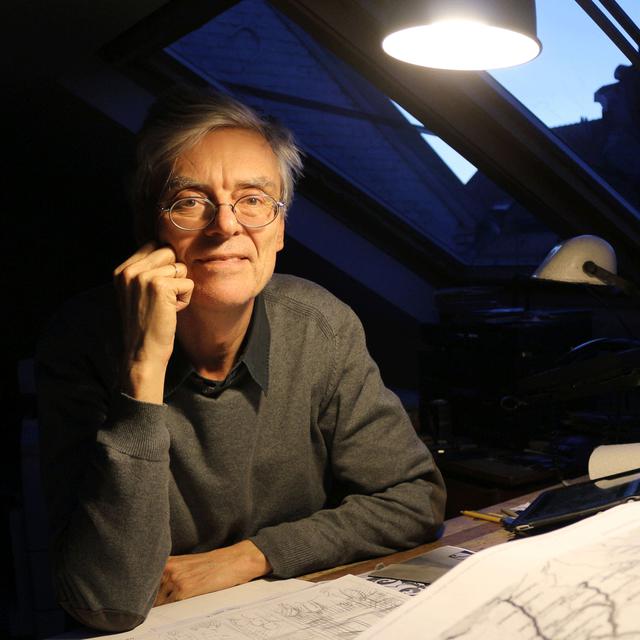 Le bédéiste François Schuiten dans son atelier bruxellois, en 2014. [Charles Sigel]