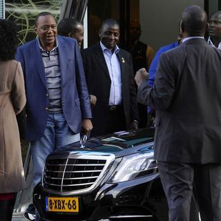 Le président Kenyatta est arrivé mardi soir aux Pays-Bas. [EPA/Keystone - Evert Elzinga]