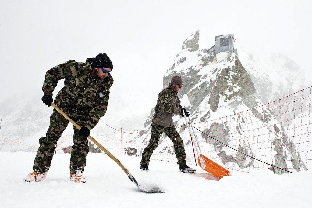 Les militaires s'attellent les semaines avant la PdG à baliser et sécuriser le parcours. [KEYSTONE - Olivier Maire]