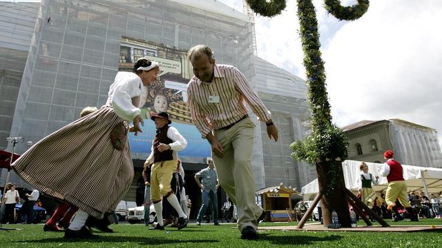 L'ambassadeur de Suède en Suisse Per Thöresson danse à l'occasion d'une fête suédoise organisée sur la Place fédérale le 22 juin 2007. [Peter Klaunzer]