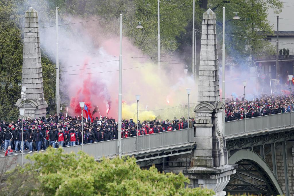 Les supporters du FC Bâle avant la finale de la Coupe de Suisse à Berne. [Peter Klaunzer]