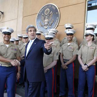John Kerry devant l'ambassade US à Bagdad en mars 2013.