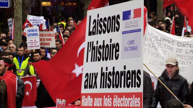 Manifestation à Paris contre la loi Boyer condamnant le négationnisme, en 2011. [DR - RTS]