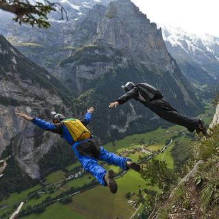 Le base jump est un exemple de sport extrême où il faut ignorer la peur pour oser se lancer d'une paroi et ouvrir son parachute à la dernière minute. [Keystone - Gaëtan Bally]