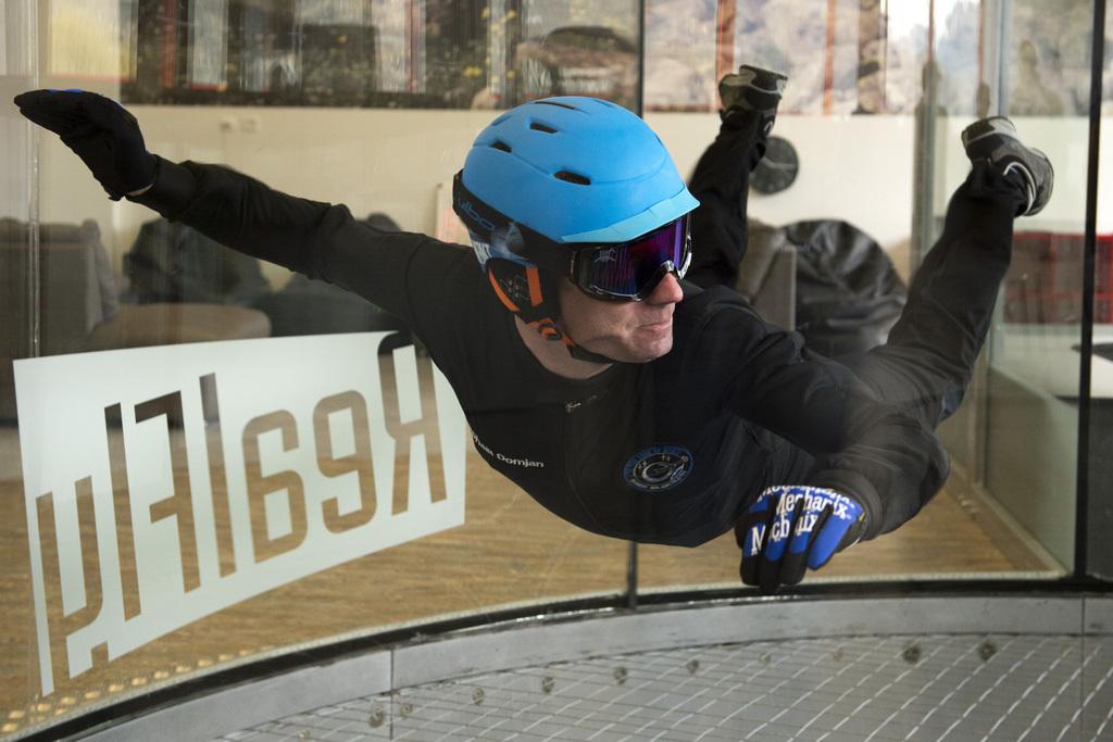 Raphaël Domjan teste actuellement son équipement dans la soufflerie RealFly à Sion. [KEYSTONE - Anthony Anex]