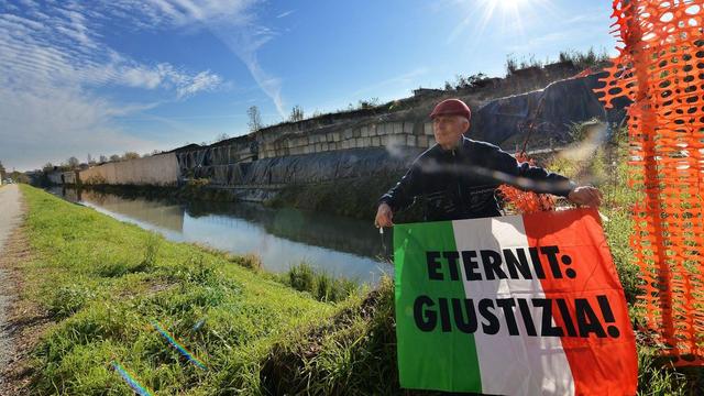 Les familles des victimes se ont réagit avec indignation à la décision de la plus haute magistrature d'Italie d'acquitter l'ex-patron d'Eternit. [EPA/ALESSANDRO DI MARCO]