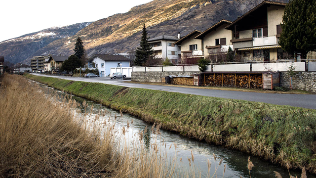 Le Grossgrundkanal (ici à Turtig) a été pollué par Lonza pendant plus de 40 ans. [Jean-Christophe Bott]