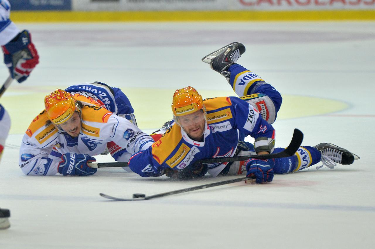 Les topscorers Roman Wick (ZSC Lions, à gauche) et Tommi Santala (Kloten) ont eu de la peine à se départager. [EQ Images - Melanie Duchene]