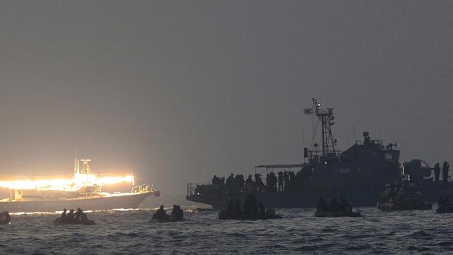 Les recherches se poursuivent à la nuit tombée autour du ferry naufragé au large des côtes de la Corée du Sud. [Ahn Young-joon]