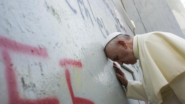 Le pape se recueillant face au mur israélien, où a été peint le slogan "free Palestine" [AP Photo/Osservatore Romano]