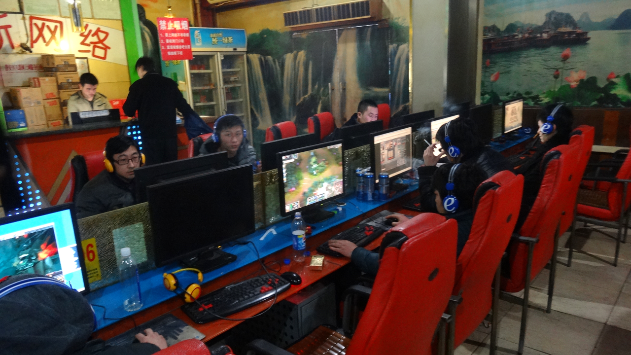 Les  jeunes Chinois se retrouvent dans des espaces dédiés aux jeux en réseau sur ordinateur. [QIAN Weiyu]