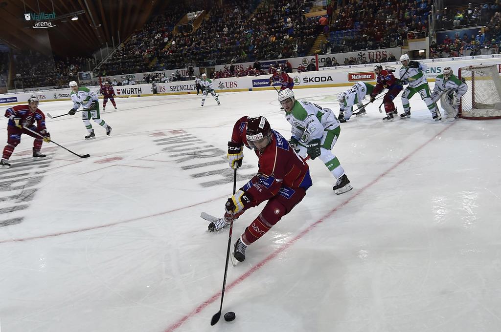 Un premier match âprement disputé dans les Grisons. [KEYSTONE - Peter Schneider]