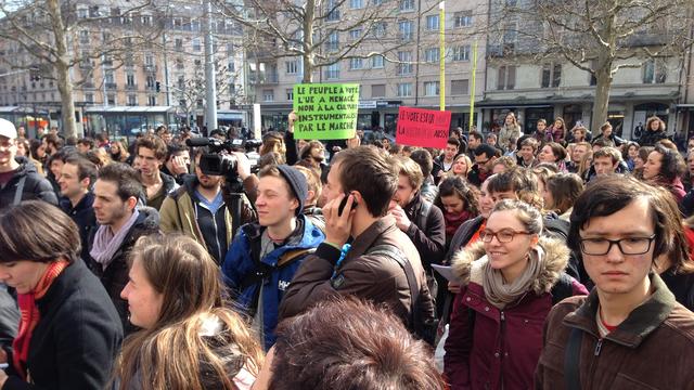 La manifestation en faveur d'Erasmus a mobilisé quelques centaines d'étudiants à Genève. [Joël Boissard]