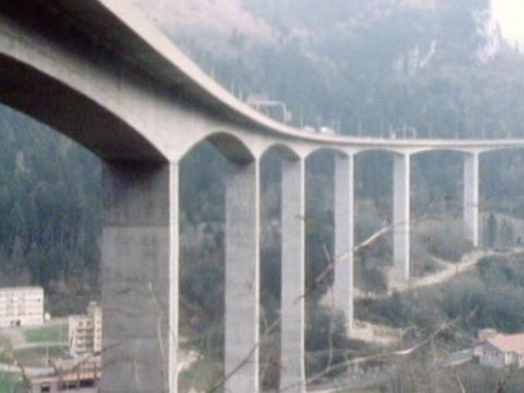 Les ponts, défis techniques inscrits dans le paysage. [RTS]