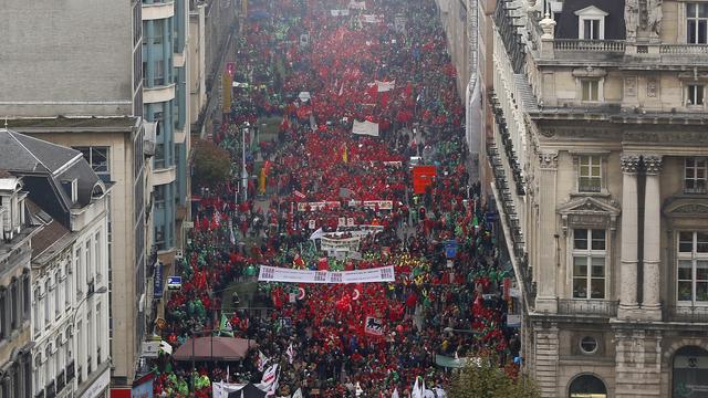 Au moins 100'000 personnes manifestaient jeudi à Bruxelles contre les mesures d'austérité du nouveau gouvernement de droite. [Yves Herman]