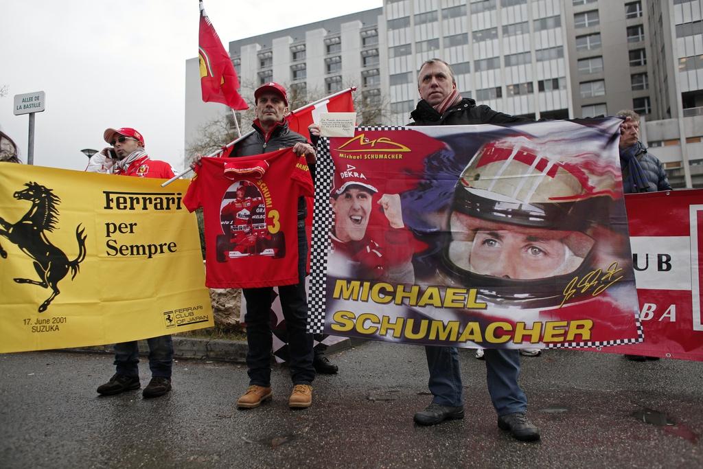 Plusieurs fans se sont rassemblés pour l'anniversaire de "Schumi". [KEYSTONE - Thibault Camus)]