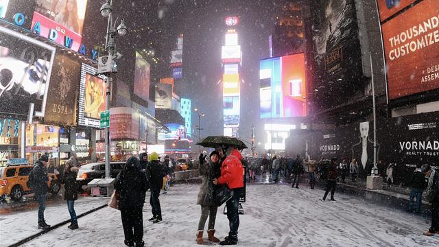 La neige a commencé à tomber abondamment jeudi en soirée à New York, comme ici à Times Square. [AFP - Don Emmert]