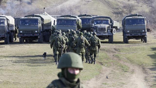 Des forces armées, vraisemblablement russes, dans le village ukrainien de Perevalnoye près de Simferopol. [Baz Ratner]