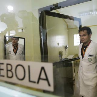 La recherche sur Ebola se fait-elle au détriment d'autres maladies ou pandémies plus meurtrières? [AP/Keystone - Bullit Marquez]