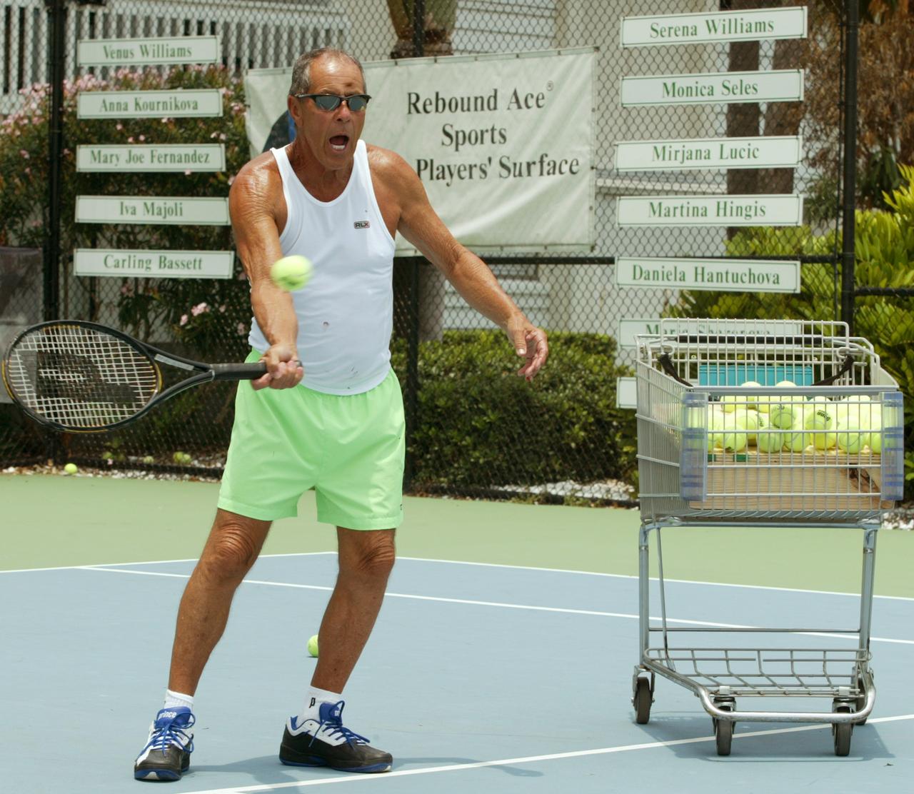 Nick Bollettieri et ses célèbres lunettes de soleil. [REUTERS - Charles W. Luzier]