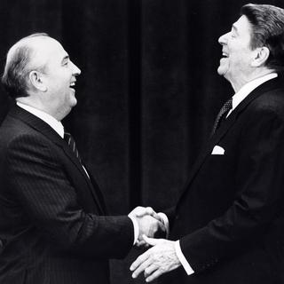 En 1985, le président des Etats-Unis Ronald Reagan (à droite) rencontre à Genève, et pour la première fois, Mikhaïl Gorbatchev le secrétaire général du Parti communiste d'Union soviétique. Une poignée de main historique qui ouvrit un nouveau chapitre des relations est-ouest. [Reuters - Dennis Paquin]