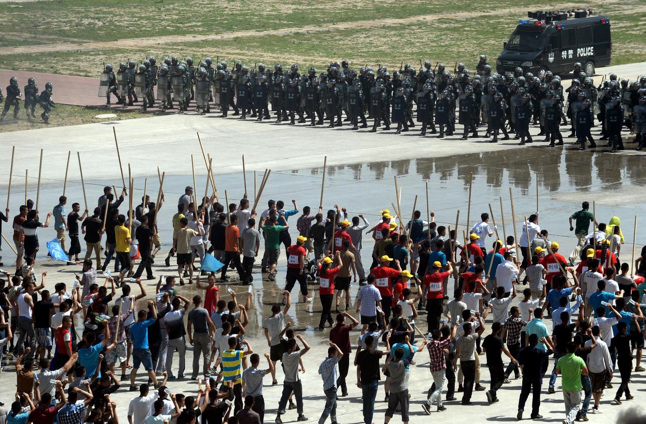 Une vraie fausse manif sur la place Tiananmen. [China out - STR]