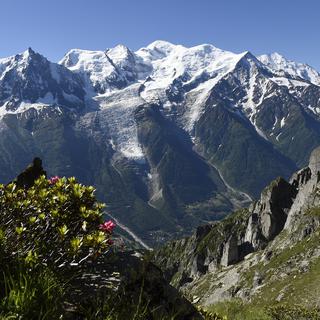 Deux alpinistes et leur guide ont trouvé la mort dimanche au Mont-Blanc, portant à 20 le nombre de morts ou disparus depuis le début de la saison estivale dans le massif. [PHILIPPE DESMAZES]