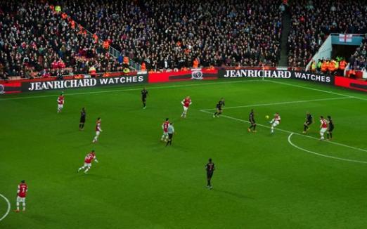 La marque a fait son apparition dimanche dans le stade d'Arsenal. [jeanrichard.com]
