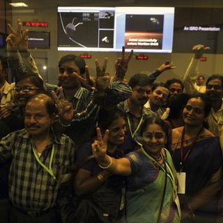 Les scientifiques indiens se félicitent d'avoir pu atteindre mars avec leur sonde spatiale. [EPA/Keystone - Jagadeesh NV]