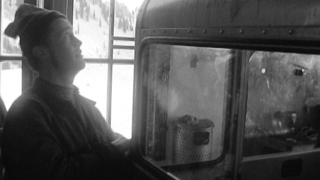 Un paysan travaille au télécabine de la station de Charmey en 1967. [RTS]