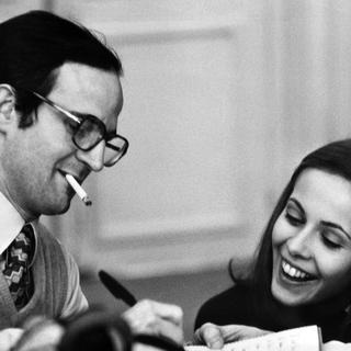 François Truffaut et l'actrice Claude Jade sur le tournage du film "Domicile conjugal" en 1970.