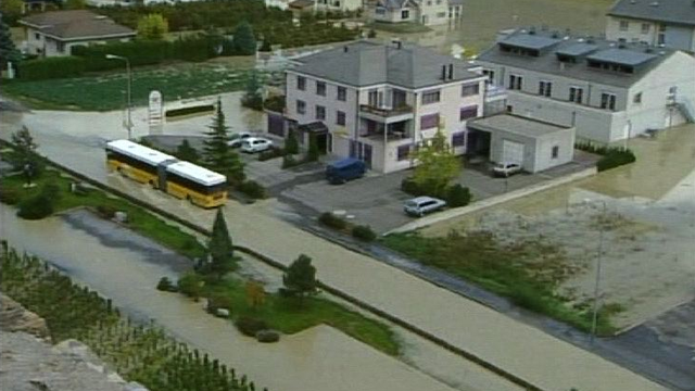 La plaine du Rhône inondée en octobre 2000. [RTS]