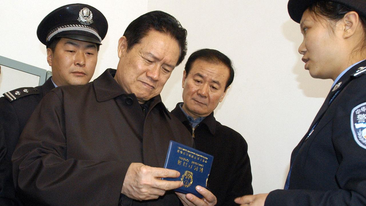 Zhou Yongkang, photographié ici en 2006 dans la province de Guizhou. [STR/AFP]