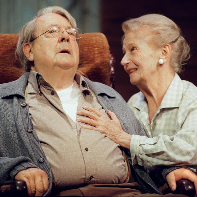 Les comédiens Jean Desailly et Simone Valère interprètent respectivement John et Lisa dans la pièce "La Maison du lac", le 7 septembre 2001 à Paris. [Jean-Loup Gautreau]