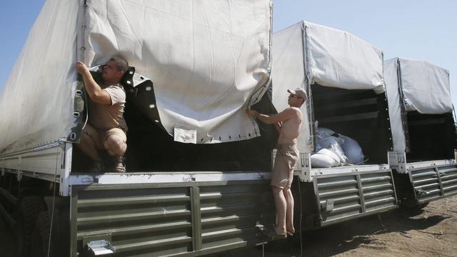 Les gardes-frontières ukrainiens ont commencé à inspecter le convoi humanitaire russe. [EPA/YURI KOCHETKOV]