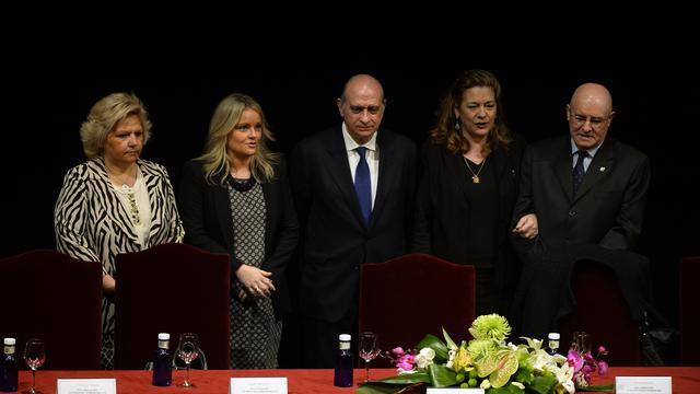 Le ministre de l'Intérieur, au centre, a lancé les hommages en présence de représentants d'associations de victimes. [AFP - Gérard Julien]