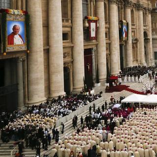 Les portraits de Jean Paul II et de Jean XXIII font face aux évêques, aux cardinaux et aux centaines de milliers de fidèles. [Reuters - Stefano Rellandini]