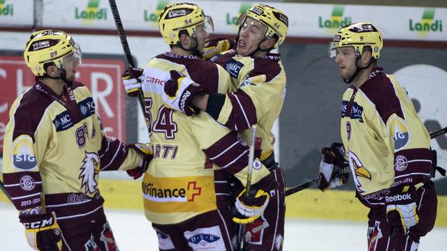 Les Genevois se congratulent après leur belle victoire. [MARCEL BIERI]