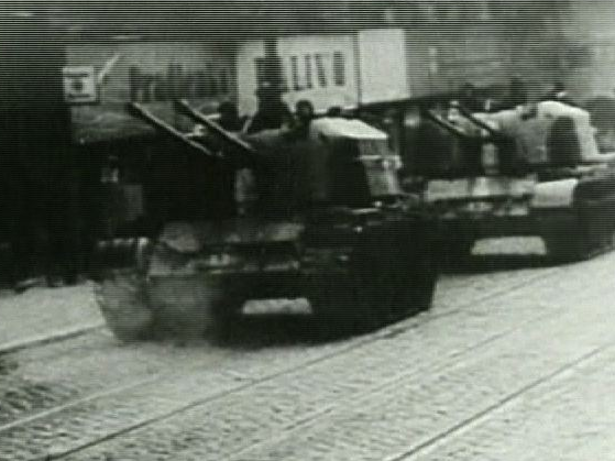 Arrivée des chars à Prague en 1969. [RTS]