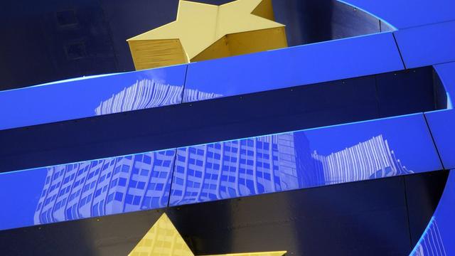 Le logo avec le reflet de la Banque centrale européenne au siège de Francfort. [EPA - Mauritz Antin]