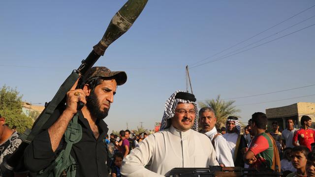 Le Premier ministre irakien Nouri al-Maliki a annoncé que le gouvernement armerait les civils prêts à lutter contre l'insurrection. Des milliers d'habitants se sont depuis portés volontaires. [AP Photo/Karim Kadim]